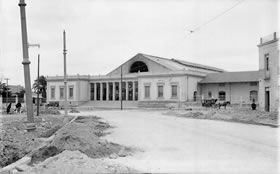 Estación de Alicante. Vista exterior del edificio de viajeros, 28-I-1930. © Museo del Ferrocarril-Delicias. Fundación de Ferrocarriles Españoles. Archivo fotográfico MZA.