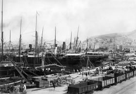 Gran actividad comercial del Muelle de Levante del puerto de Alicante, 1910. Fotografía de Manuel Cantos Company.