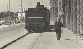 Locomotora a vapor circulando por el muelle de costa del Puerto de Alicante. Foto Sánchez, 1947. Archivo Municipal de Alicante. 