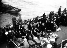 Grupo de personas partiendo para el exilio, últimos días de la Guerra Civil Española. Autoridad Portuaria de Alicante.